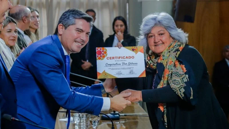 Orrego entregó certificados a beneficiarias del programa «Mujeres +6»