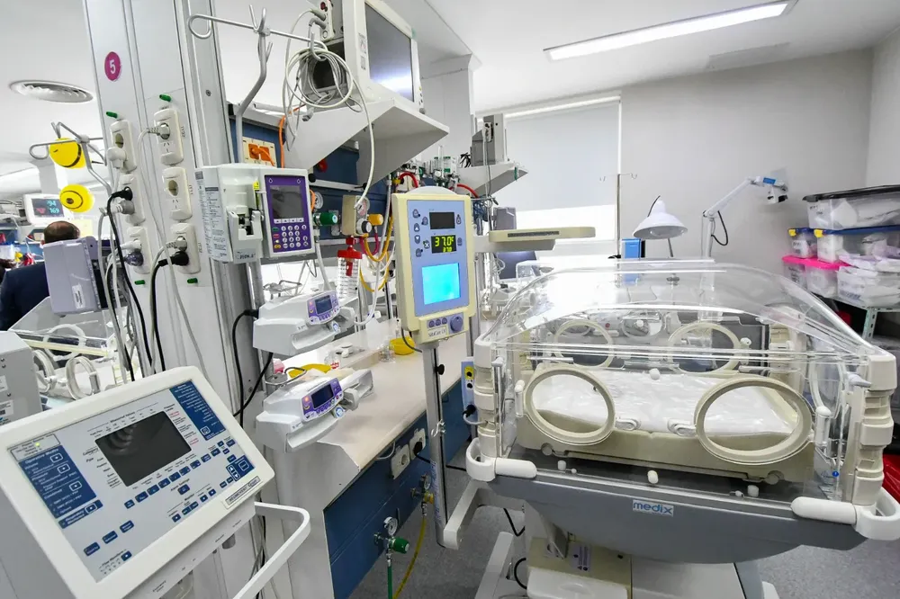 Incorporan nuevas incubadoras de alta tecnología para la terapia intensiva neonatal del Hospital Rawson