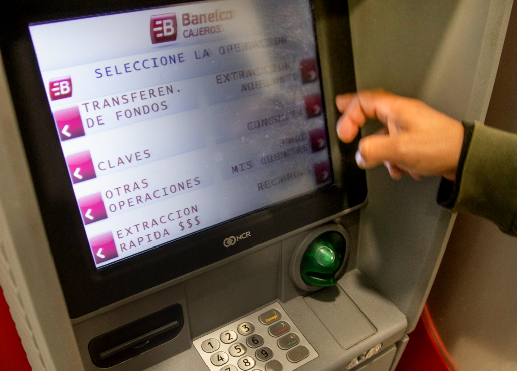 El Banco Central aumentó los montos máximos para extraer plata por cajeros automáticos