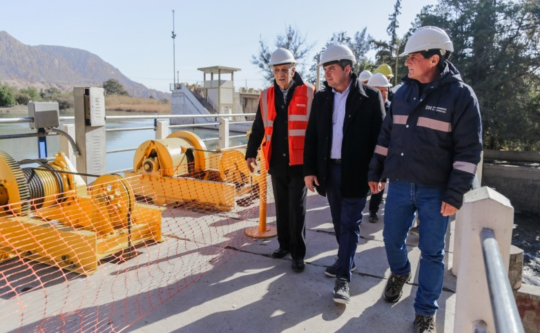 El dique Ignacio de la Roza ya está operativo tras la colocación de las compuertas