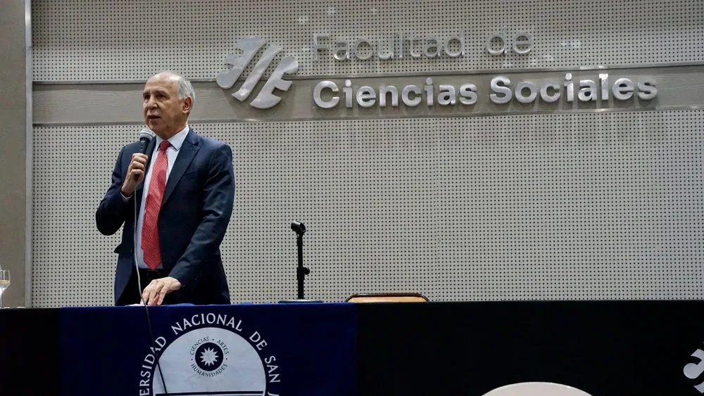 Lorenzetti disertó sobre «la crisis y el nuevo idealismo» en la UNSJ