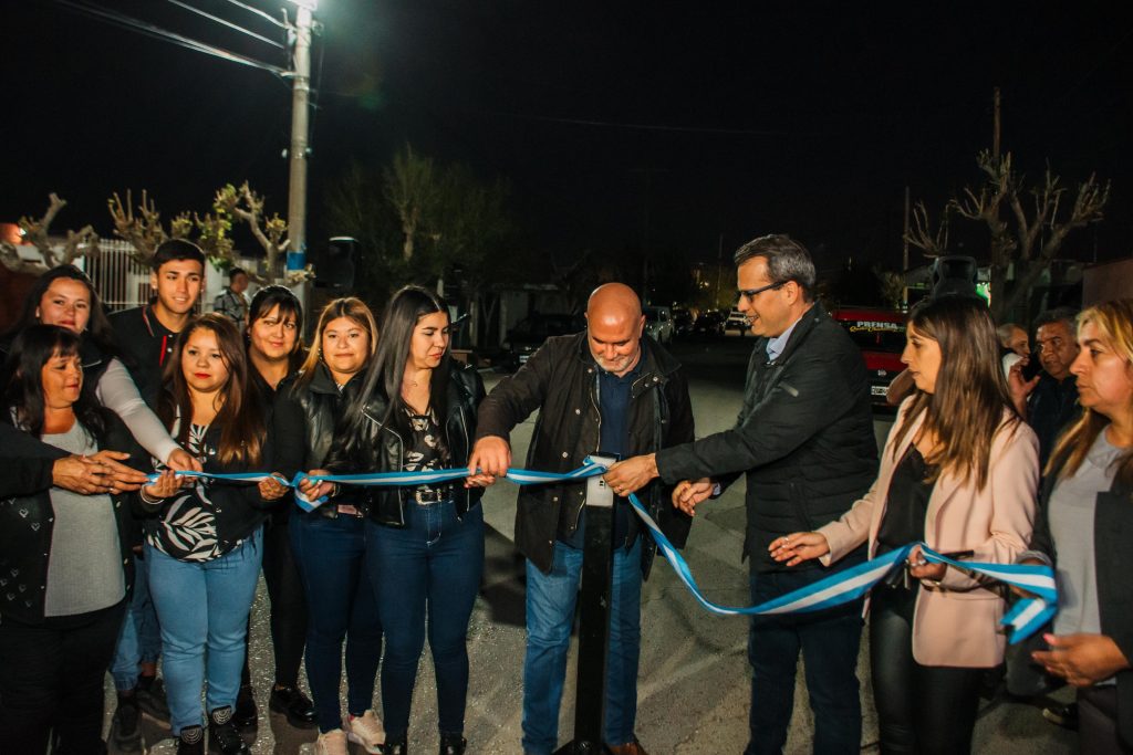 Barrio Limpio, Barrio Feliz: Villa Rojas brilla con nuevas luminarias LED