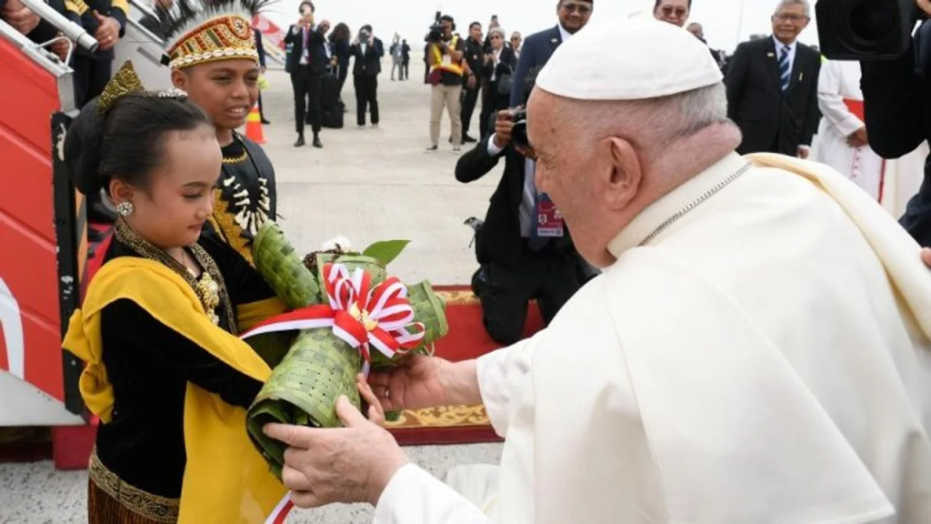 El papa Francisco llegó a Yakarta: busca promover «la fe, la fraternidad y la compasión»