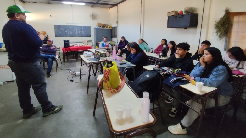 Alumnos de Valle Fértil inician formación para crear emprendimientos apícolas