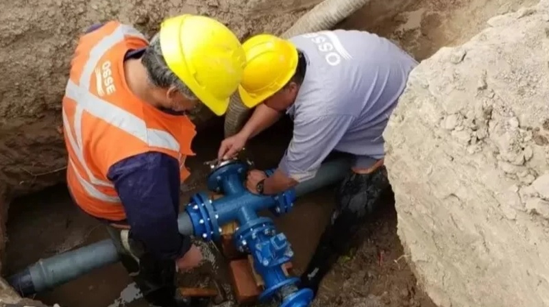 Obras Sanitarias repara una conexión domiciliaria cloacal en Capital