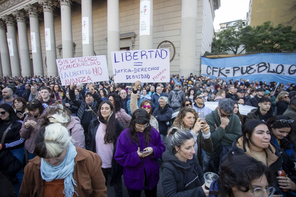 Cristina Kirchner llamó a la militancia a “organizarse” y reiteró la consigna “Vamos a volver”