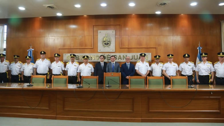 Histórico: el gobernador entregó sables de mando a la Plana Mayor de la Policía de San Juan y reforzó el compromiso con la seguridad